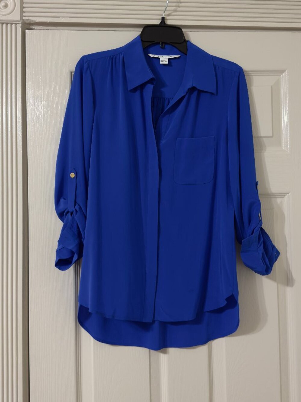 Diane von Furstenburg 100% Silk royal blue button down top size 4